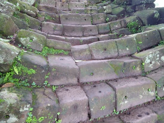 Ganz schön knifflig, diese Treppe - und erstaunlich, dass man sie überhaupt noch betreten kann. In ein paar Jahren wird sie wahrscheinlich geschützt sein.