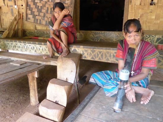 Das Mädchen raucht eine Wasserpfeife