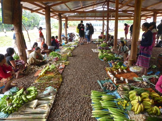ein schöner kleiner Dorfmarkt