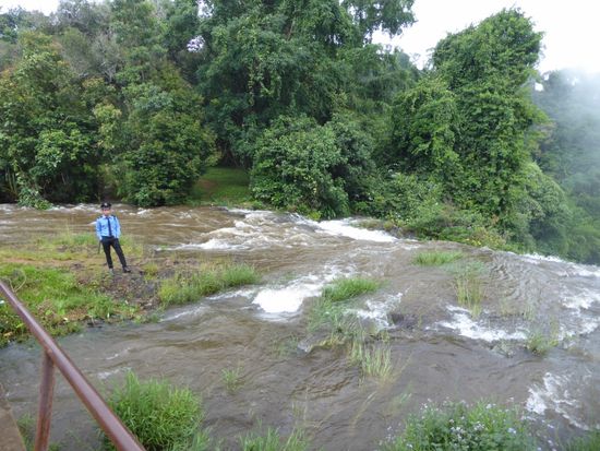 Der Aufseher passt auf, dass niemand zu nahe an die Klippen gerät.