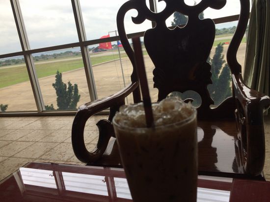 Warten auf den Flug mit einem iced Café