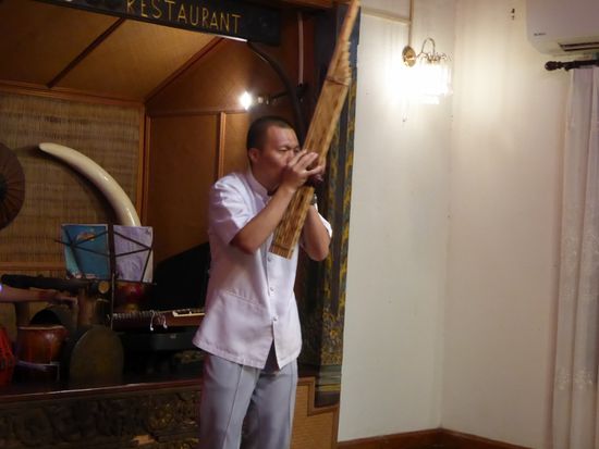 Dieses Instrument aus Bambus, das auf den ersten Blick wie eine Querflöte aussieht, tönt wie eine Mundharmonika