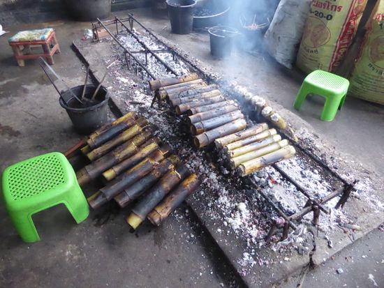 Neben und auf der Feuerstelle wird der Reis in der Kokosnussmilch gekocht.