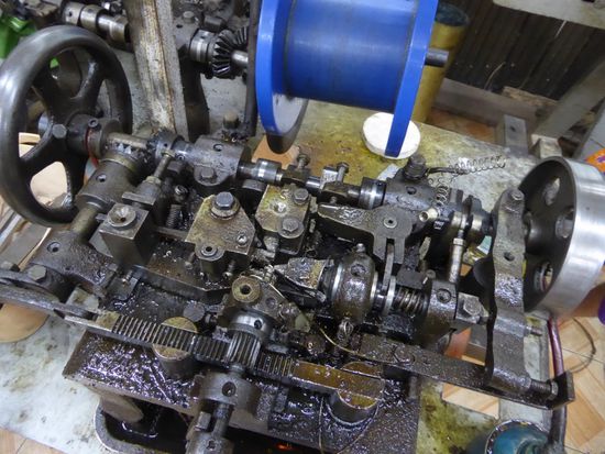 Mit dieser Maschine werden die verschiedenen Ketten hergestellt