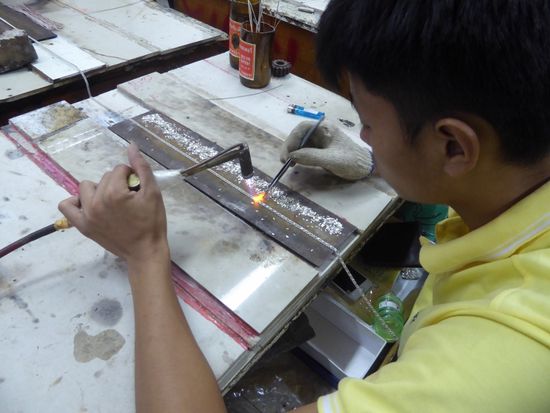 Die Dekorationen werden von Hand hinzugefügt.