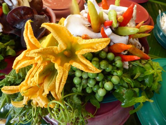 Damit könnte man eine Mahlzeit für eine ganze Familie kochen, meint Ere. Preis: 10'000 Kip = Fr. 1.20