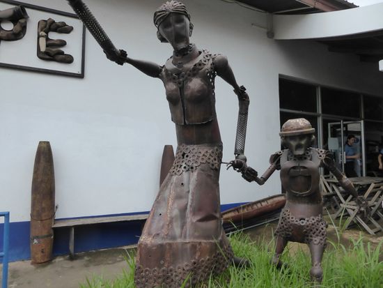 Das Monument vor dem Museum wurde aus Metallteilen von Bomben gemacht