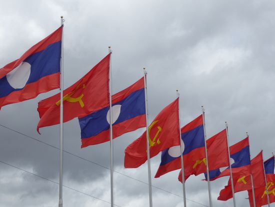 Laos ist ein kommunistisches Land - oder ein Einparteienland, wie einer der Guides erklärte. Wir haben darum weniger Probleme beim Wählen, meinte er mit einem Augenzwinkern.
Darum hängt immer neben der Laos-Flagge auch noch Hammer und Sichel