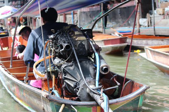 es sind starke Motoren, die hier in den Kanälen eingesetzt werden.