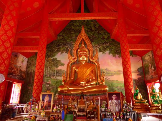 rechts und links vor dem Buddha: König Nr. 10 und König Nr. 9