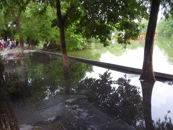 überall gibt es noch Wasserlachen vom gestrigen Regen