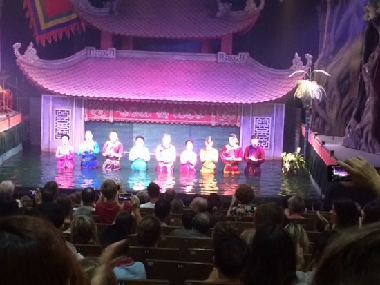 Am Schluss zeigen sich die Puppenspieler, die während der ganze Vorstellung  im Wasser gestanden sind.