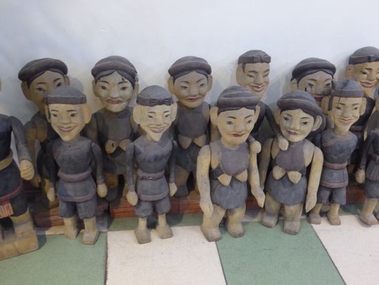 ausgespielte Puppen stehen im Foyer herum