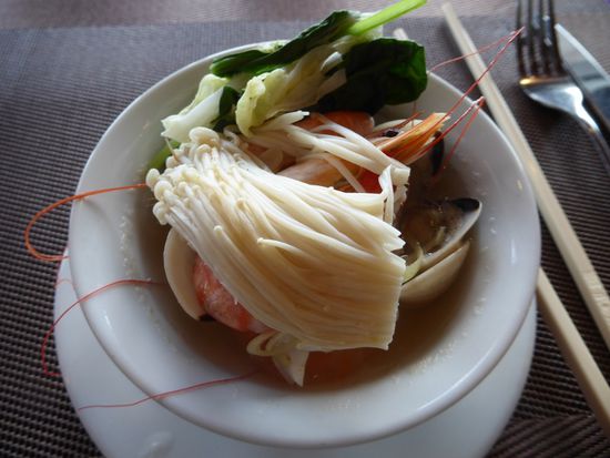 Meerfrüchte-Suppe - und obendrauf ein Büschel Pilze