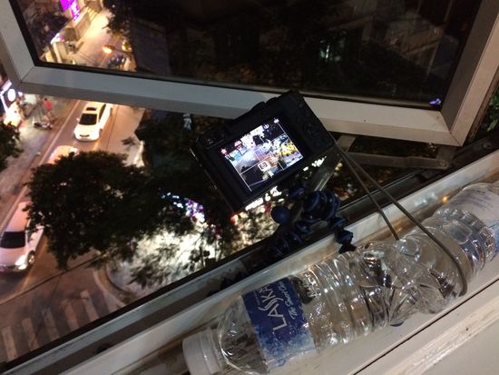 Eine ziemlich kühne Konstruktion um ein paar Strassenszenen aufzunehmen.