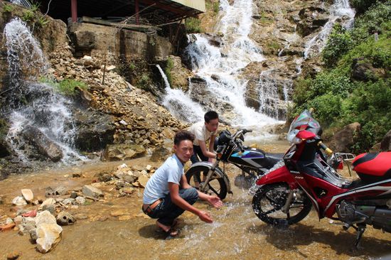 Motorrad-Waschplatz Wasserfall