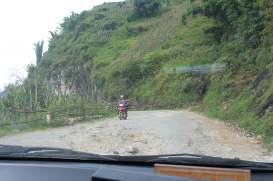Das ist noch harmlos. Hung hat geglaubt, ich wolle den Motorradfahrer fotografieren, auf die Idee, dass die Strasse sehr speziell ist, kam er gar nicht.