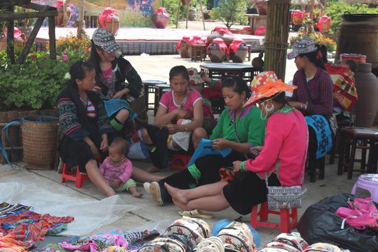 Ein paar Verkaufsstände vor dem Eingan