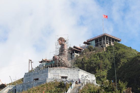 ein riesiger Buddha entsteht