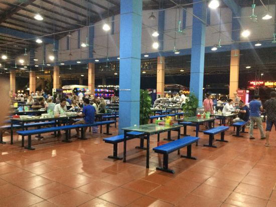 zweiter Halt. Eine halbe Stunde, Zeit für Verpflegung