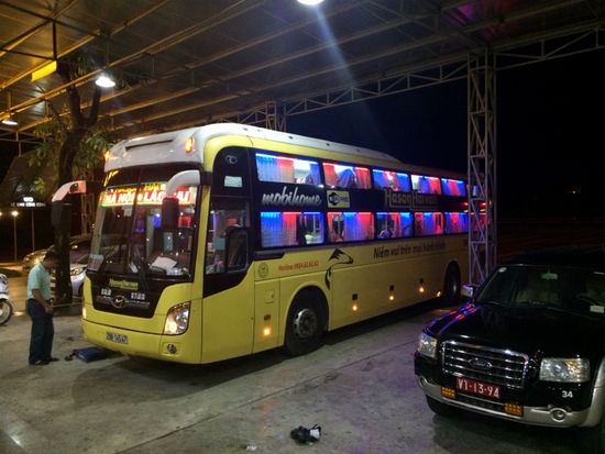 Im doppelstöckigen Schlafbus richtet man sich für die Nacht ein