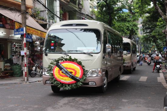 ... und die Trauergäste in mehreren Bussen hinterher
