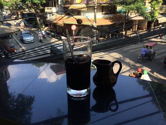 Eis-Espresso. Den Zucker gibt es als konzentriertes Zuckerwasser dazu.