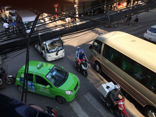 Man beachte auch die elektrischen Kabel