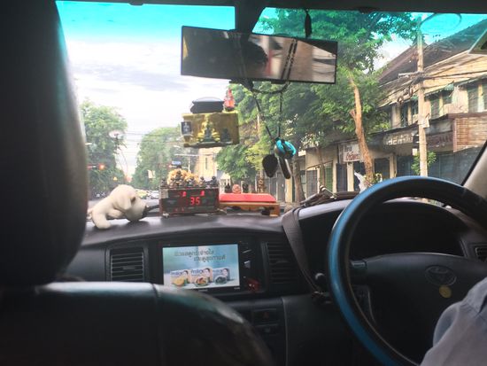 Ein Taxi ohne Buddha ist unmöglich. Hier sitzt und liegt gleich die ganze Auswahl auf dem Taximeter. Und auf dem Display läuft Werbung.