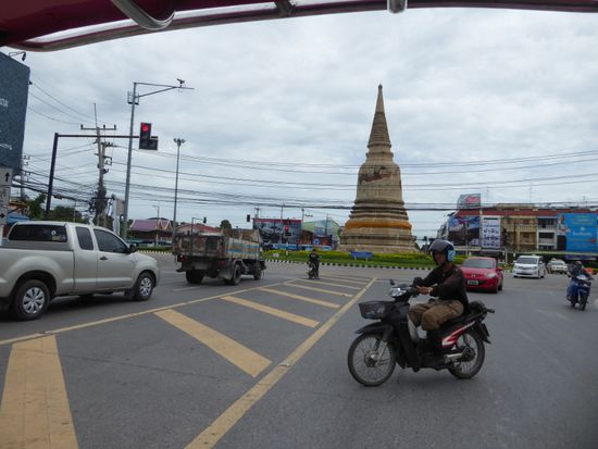 Gehören hier zum Strassenbild - auf Strassenkreuzungen, in Parks, Vorgärten. Die allgegenwärtigen Tempel und Pagoden.