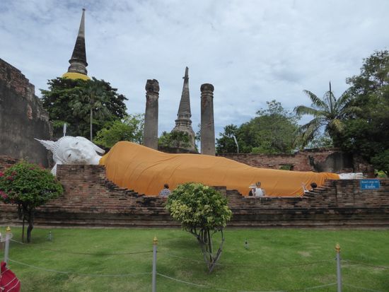 schön eingepackter liegender Buddha, ob dem wohl zu kalt ist?