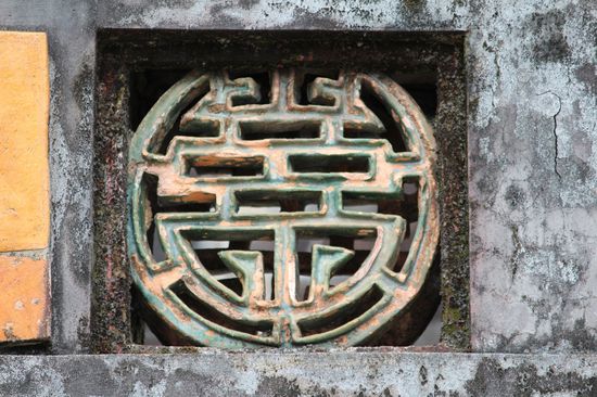 Das vietnamesische Symbol für Glück taucht überall auf.