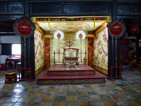 Der Thron des Kaisers darf nur in den Kleidern des Kaisers bestiegen werden...