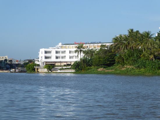 Mein Hotel, das Huong Giang Riverside Hotel vom Drachenboot her gesehen