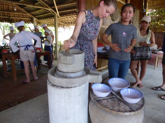 Reismilch herstellen. Aus rohem Reis mit ein wenig kaltem Wasser gemischt.