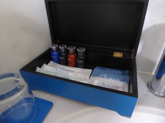 Wie überall in Vietnam gibt es im Hotelzimmer viele Gadgets: Seife, Shampoo und Duschgel, dazu einen Kamm, Zahnbürste, Wattestäbchen, Bodylotion, Haarnetz, Feile.