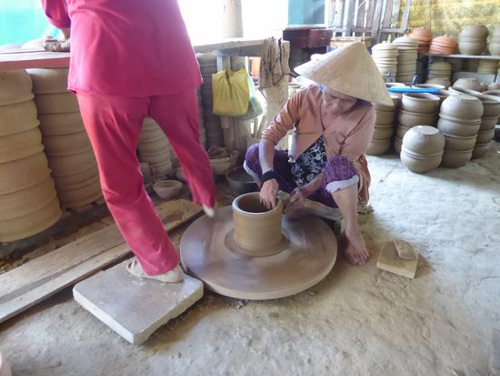 Eine fussbetriebene Töpferscheibe