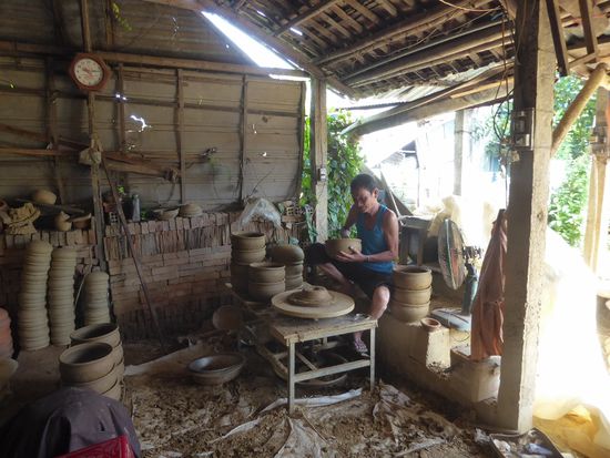 Hier wird mit einer elektrisch betriebenen Drehscheibe gearbeitet.