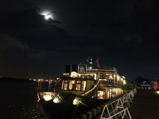 Bonsai-Cruise bei (fast) Vollmond.            www.bonsaicruise.com.vn