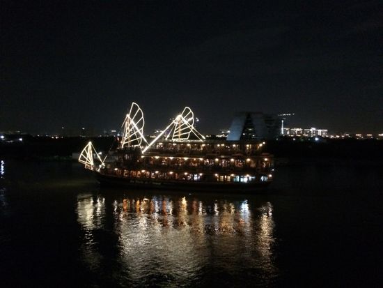 Eines der anderen grösseren Dinnerboats fährt vorbei