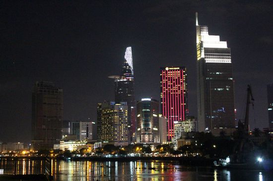 Das Gebäude in der Mitte mit er Helikopterplattform ist zur Zeit das höchste hier in Saigon: Bitexco Financial Tower 258,5 m.