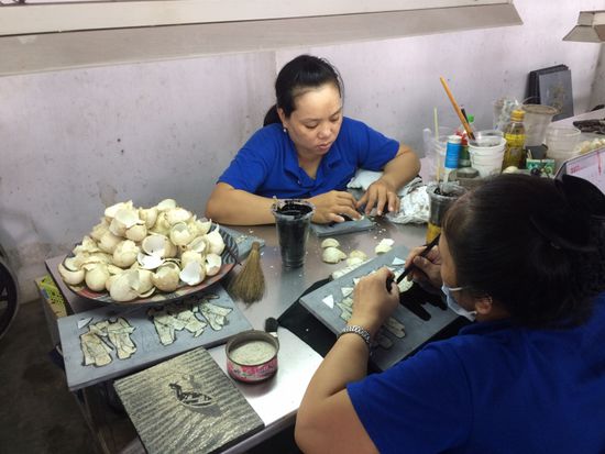 Für die Kleider werden Eierschalen eingesetzt.