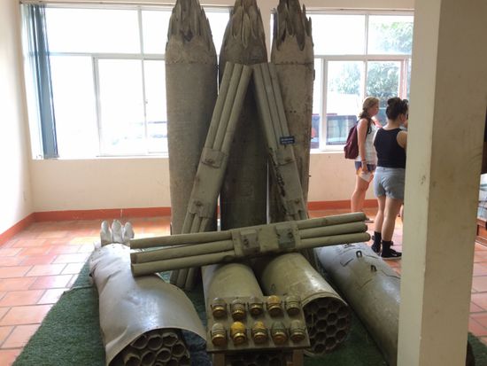 Clusterbomben - Streubomben, die ihren Inhalt von einzelnen kleinen Bomben über das Land verstreuten.