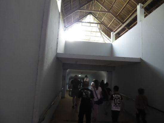 Eingang zum Gedenkgelände - ein symbolischer Tunnel