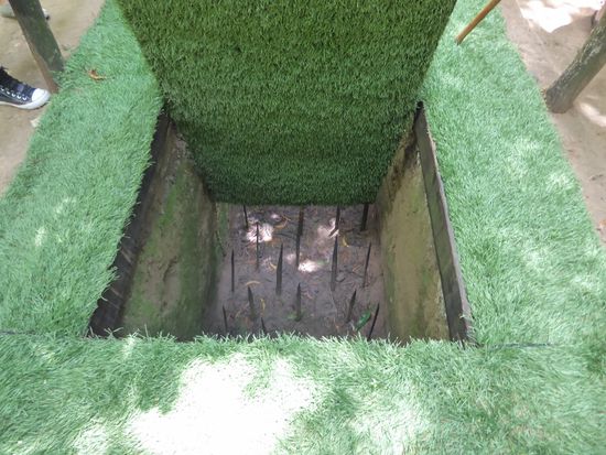 Fallen im Boden, unsichtbar für den Gegner