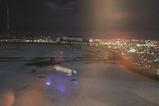 Blick auf den nächtlichen Fluss