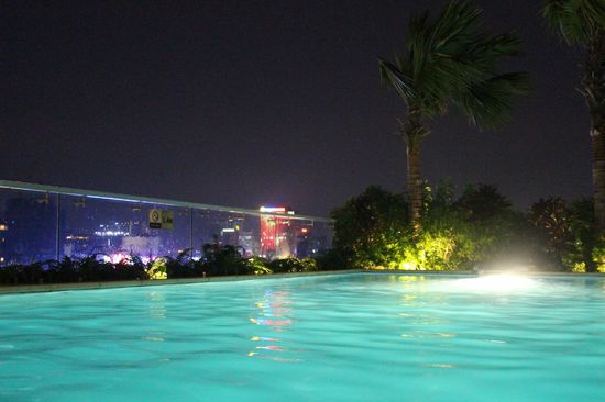 dass gibt wohl nicht so schnell wieder. Abkühlung im Pool im 10. Stock