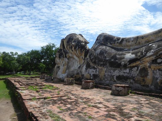 Er ist riesig, der liegende Buddha