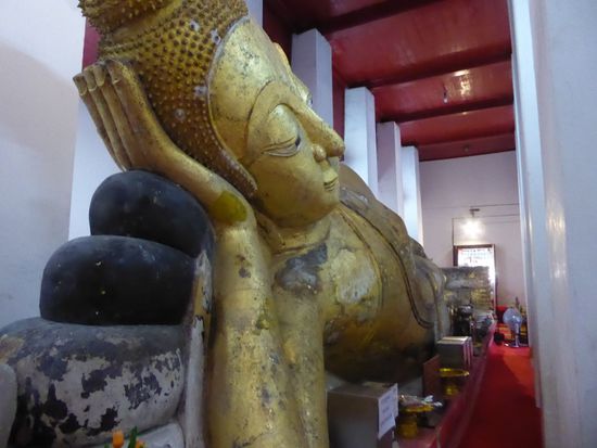 Auch Buddha mag heute lieber liegen, als sitzen.