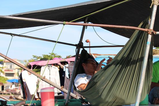 Ganz oben macht es sich einer in der Hängematte gemütlich.